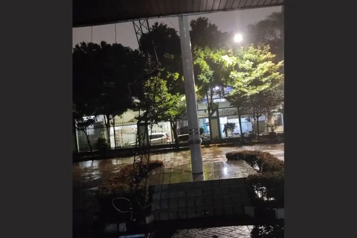 Diterjang Angin, Antena...