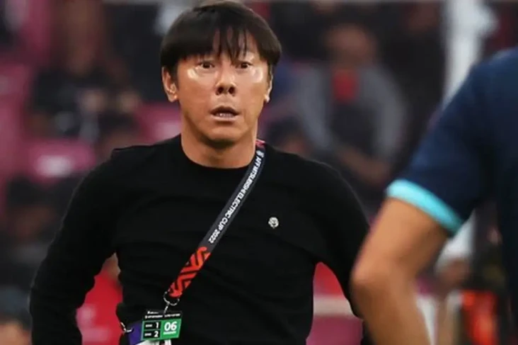 Pelatih Persija Kecam...