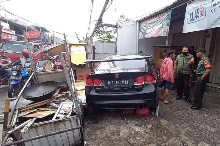 Sedan Seruduk Pedagang...