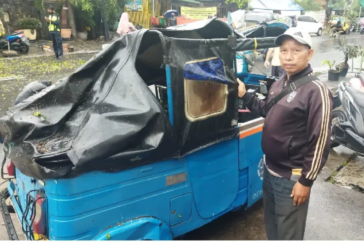 Detik-detik Sopir Bajaj...
