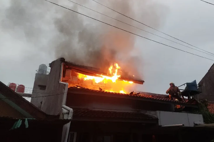 Rumah 2 Lantai di Tomang...