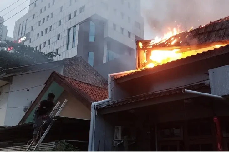 Air Damkar Habis, Warga...