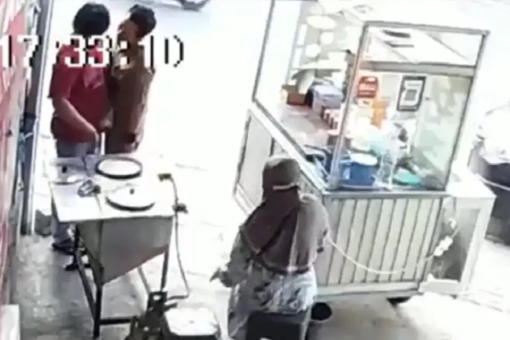Sok Jagoan! Pria Berseragam...
