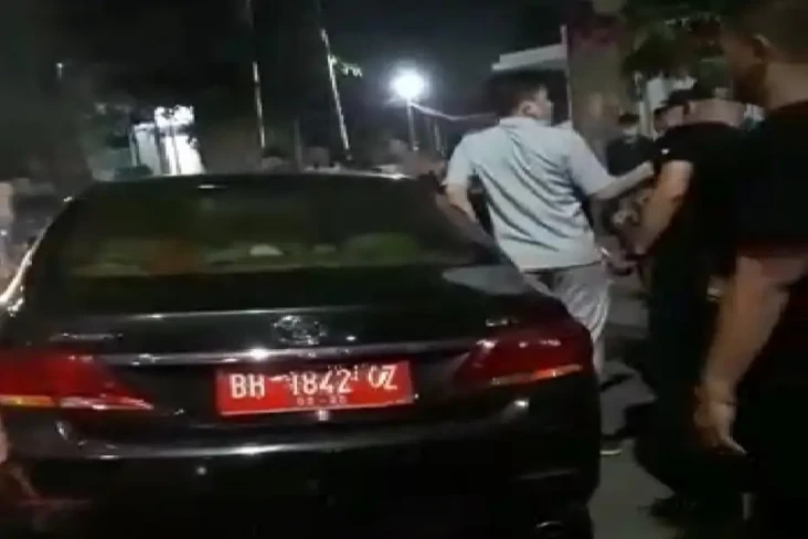 Mobil Dinas Berpenumpang...