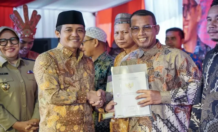 Pemerintah Bagikan Sertifikat...