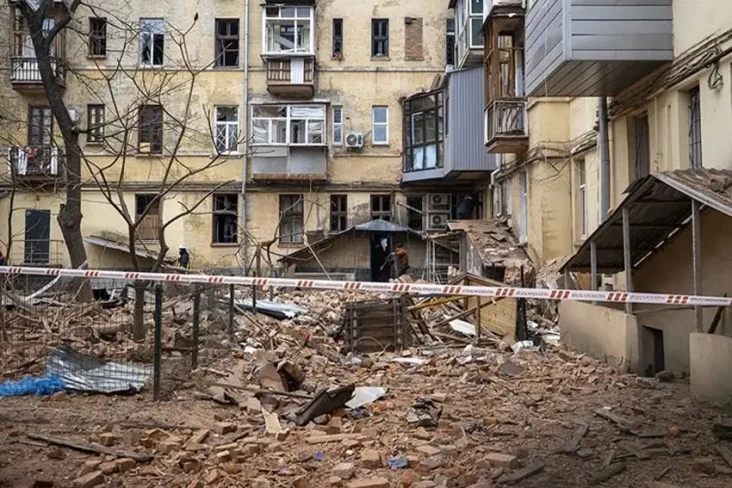 Rudal Rusia Hantam Apartemen...