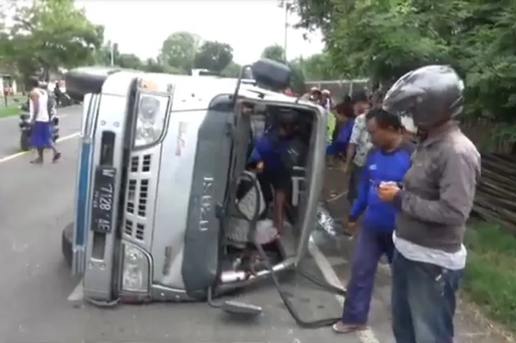 Mobil Rombongan Pengantin...