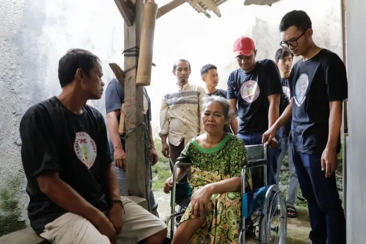 Terima Kursi Roda dari...