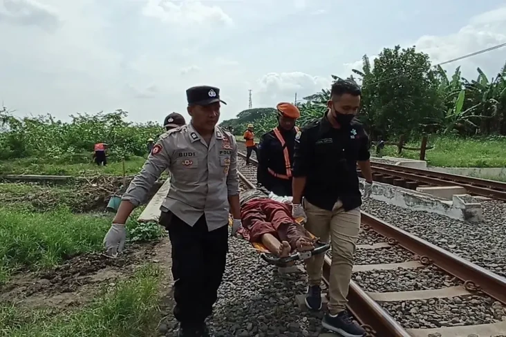 Tersambar Kereta Api,...