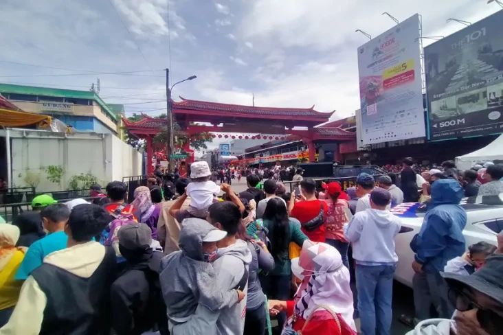 Ribuan Warga Padati...