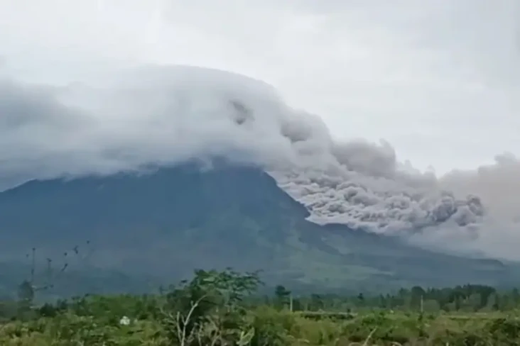 Kembali Erupsi, Gunung...