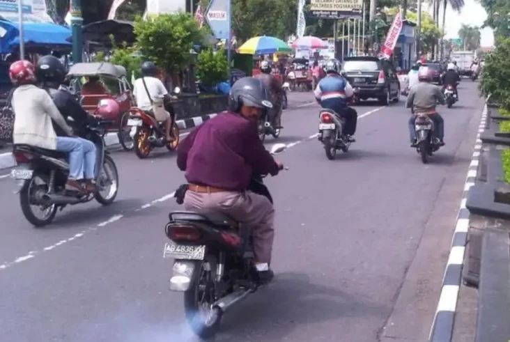 Asap Knalpot Motor Ngebul,...