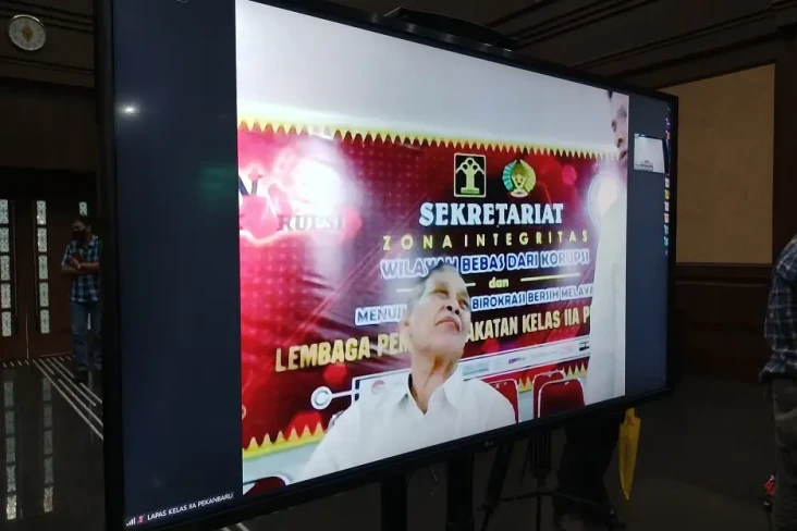 Eks Bupati Inhu Dituntut...