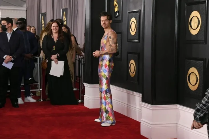 6 Busana Terbaik Grammy...