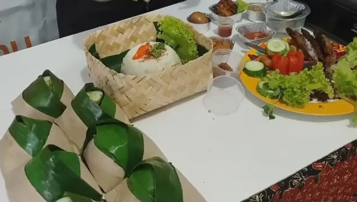 Contoh Peribahasa Menggunakan...