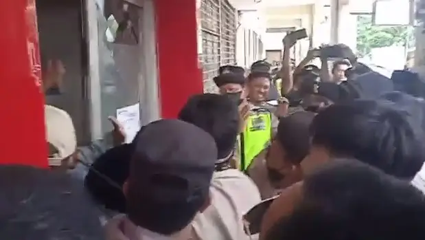 Ricuh, Massa Datangi...