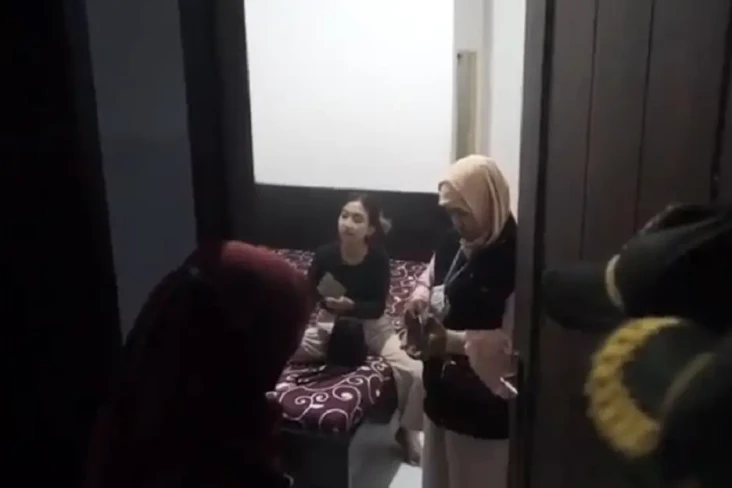 Asyik Lepas Baju dan...