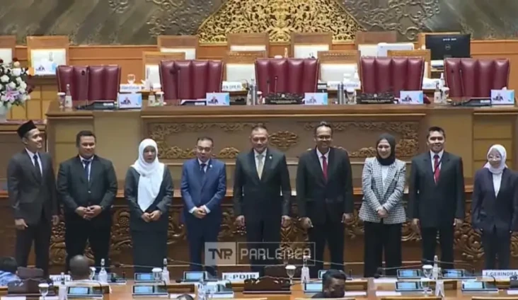 DPR Sahkan 9 Calon Anggota...