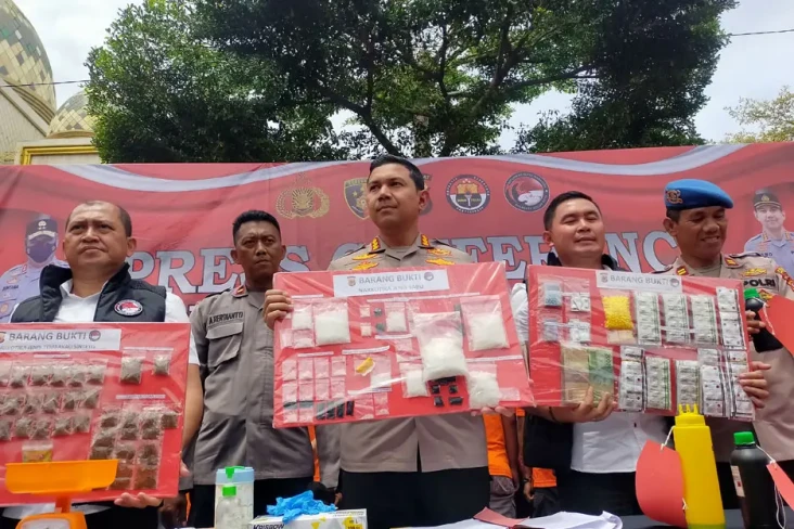 Polisi Gerebek Industri...