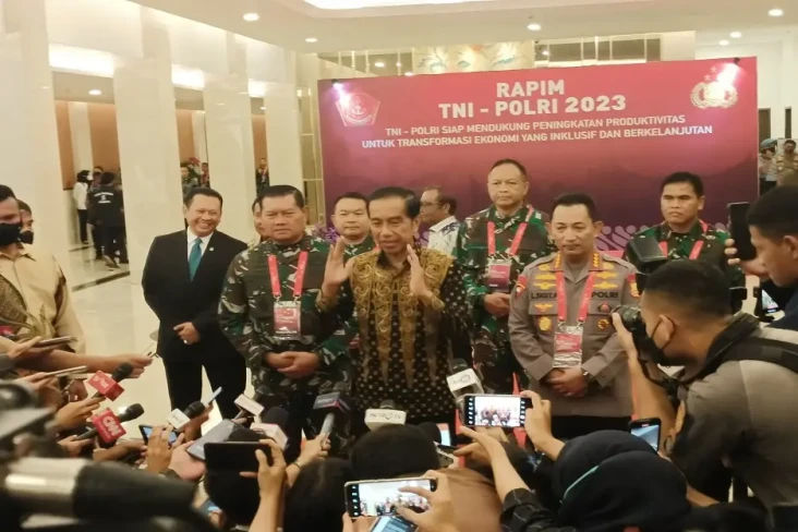 Hadiri Rapim TNI-Polri,...