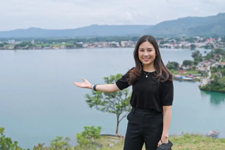 Kunjungi Danau Toba,...