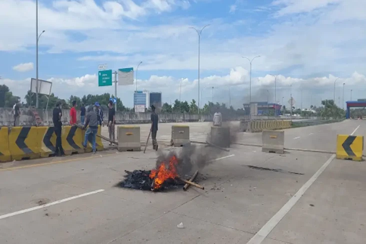 Warga Bakar Ban dan...