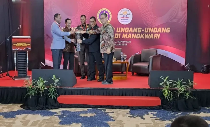 Gandeng Guru Besar,...