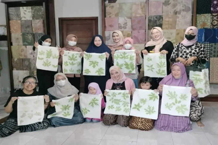 Emak-emak Dilatih Bikin...
