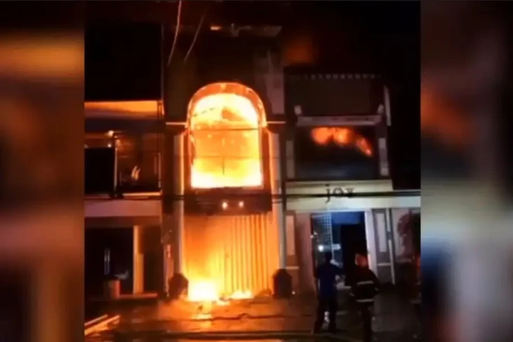 Di Tengah Hujan Lebat,...