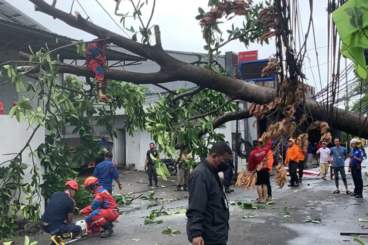 Hujan Deras Guyur Kota...