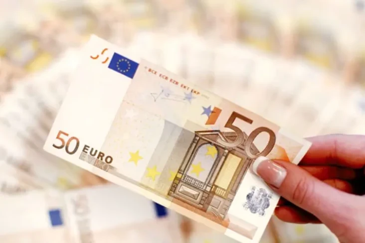 Rusia Buang Euro dari...