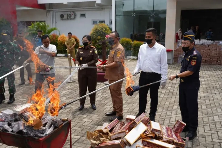 Perangi Rokok Ilegal,...