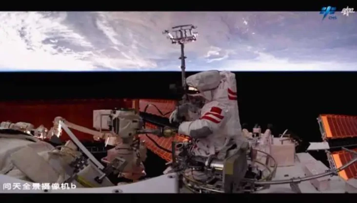 Pertama Kali Astronot...