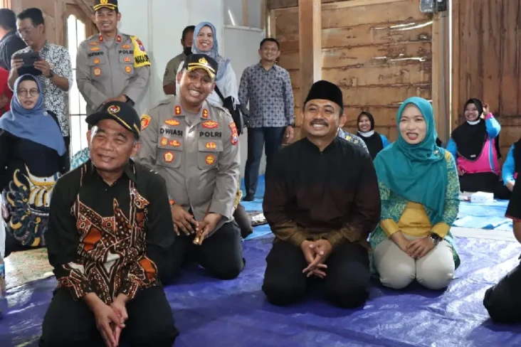 Menko PMK Tinjau Program...