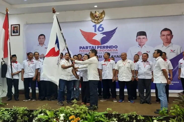 Sekjen Perindo Beri...