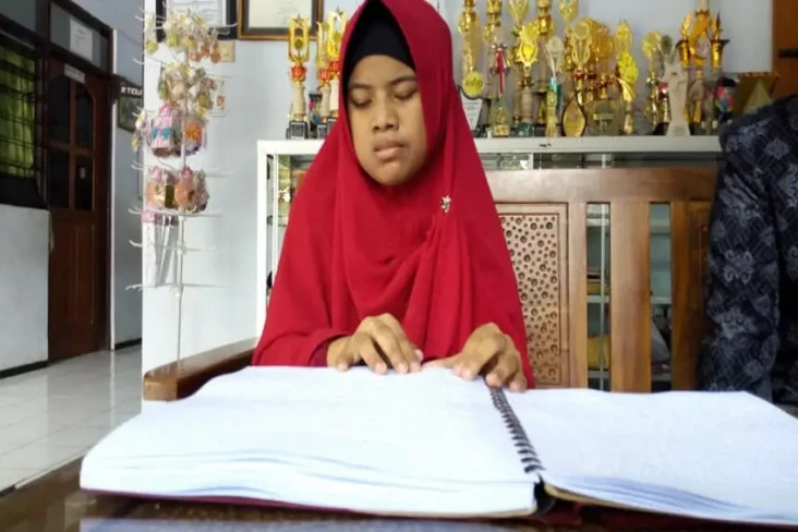 Mahasiswi Tunanetra...