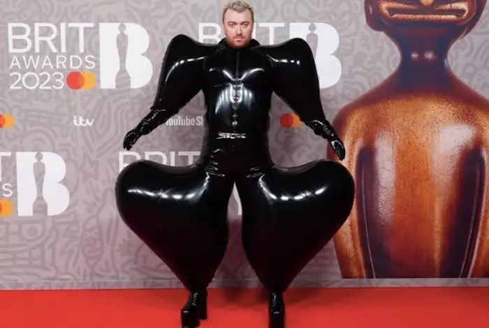 Sam Smith Tampil Nyentrik...