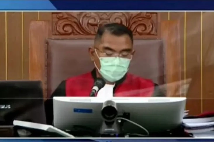 Majelis Hakim: Tidak...