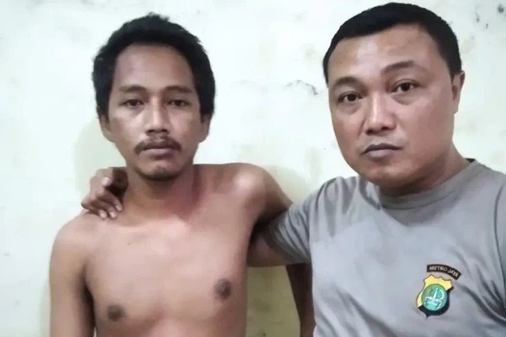 Hina Polisi Depan Polsek...
