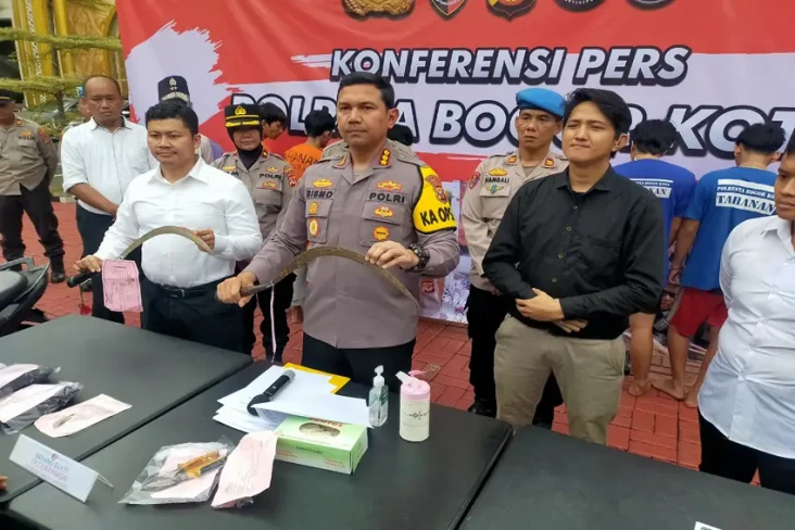 Kakak Beradik Pegawai...