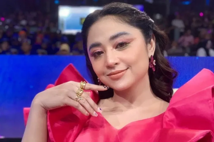 Dewi Perssik Jawab Kabar...