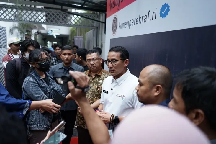 Lewat Kelana Nusantara,...
