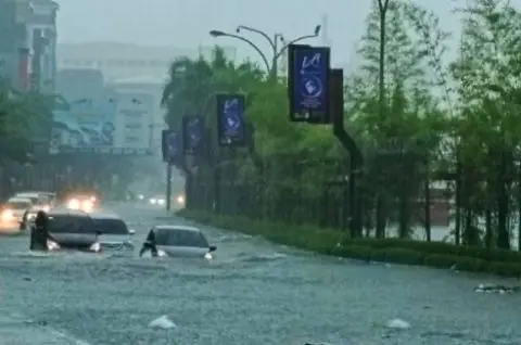 Banjir Terjang Makassar,...
