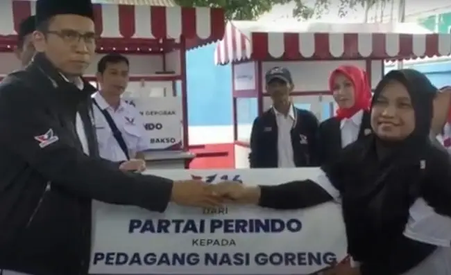 Serahkan Bantuan Gerobak...