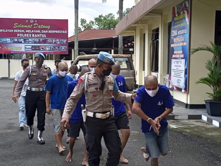 Mayat di Gumuk Pasir...
