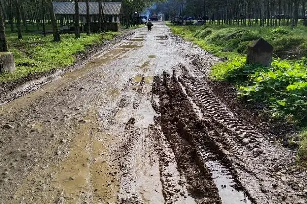 Jalan Hancur Akibat...