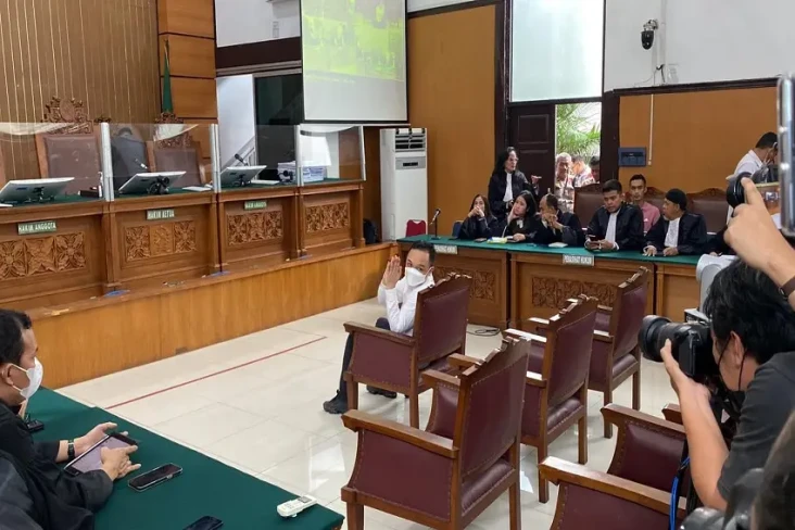 Detik-detik Vonis Hakim,...