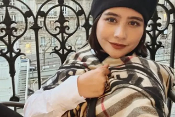 Prilly Latuconsina Unggah...
