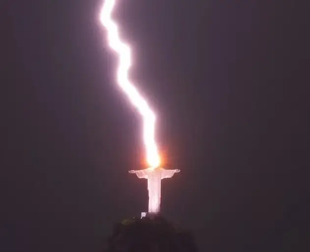 Apakah Patung Yesus...