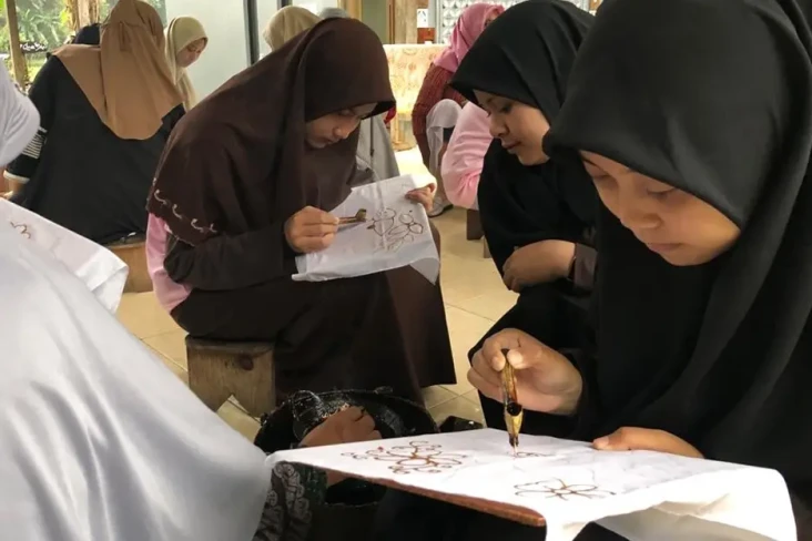 Lestarikan Batik, Srikandi...